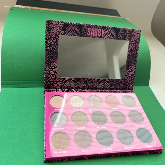 SASSY JONES EYESHA GLOW PALETTE - Picture 6 of 10